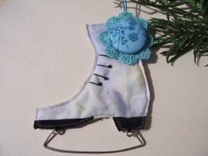 Pretty little ornament for the ice skater in all of us